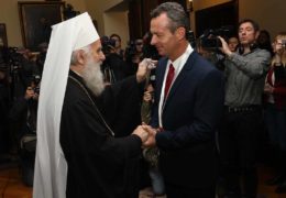 Сербская Православная Церковь наградила отставного офицера греческих ВМC, который отказался участвовать в нападении НАТО на Югославию