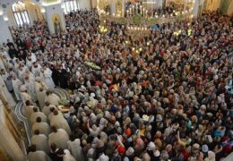 Надо ходить на Литургию, даже если мы стоим там как пни