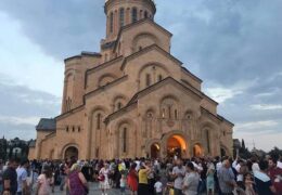 Patriarcha Ilia se convierte en padrino de 700 más niños en el sexagésimo tercero bautismo en masa