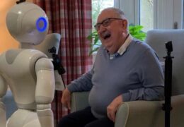 Машине неговатељице? Британија покушава да роботима надомести самоћу старих у домовима