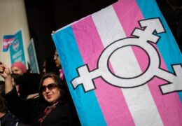 Disipación en Kansas: Hombre transgénero elegido a la asamblea legislativa del estado