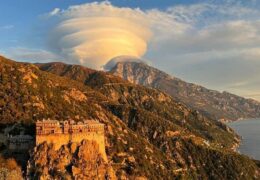 В Сети выложили потрясающие фото облаков над Афоном