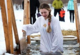 Можно ли окунаться на Крещение в теплую воду?