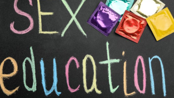 Un miembro del consejo escolar imparte clases de “educación sexual” para niños de nueve años