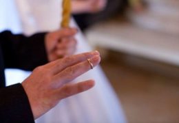Почему священники не носят обручальные кольца?