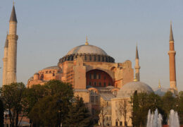 El presidente de Turquía, Recep Tayyip Erdogan, firmó un decreto para convertir Santa Sofìa en mezquita