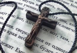 Ateo vuelve a la fe y eventualmente se vuelve sacerdote