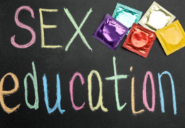 Un miembro del consejo escolar imparte clases de “educación sexual” para niños de nueve años